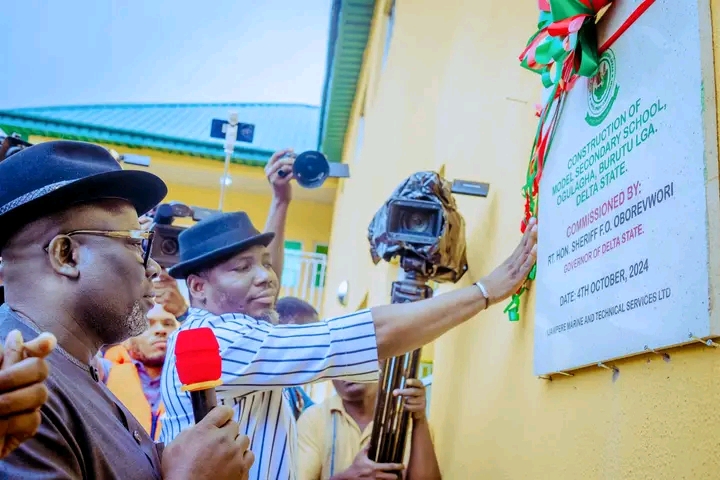 Governor Oborevwori commissiojing the school project at Ogulagha